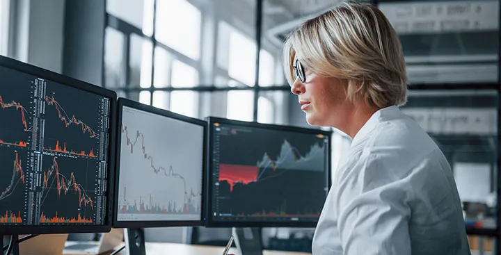 Frau bei der Datenanalyse