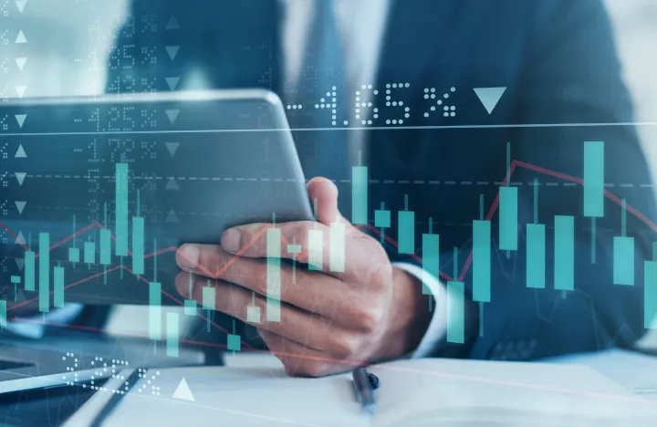 Ein Bankberater, der an einem Tablet Daten analysiert