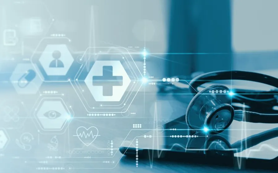 Nahaufnahme eines Stethoskops und eines digitalen Tablets mit symbolischer Darstellung des digitalen Gesundheitswesens und Netzwerks.