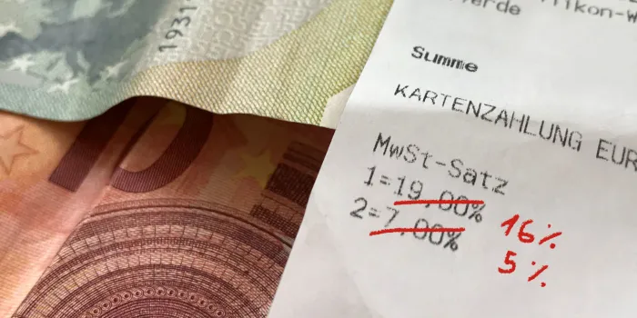 Umsatzsteuer Mehrwertsteuer Symboldbild Kassenzettel Roll und Pastuch