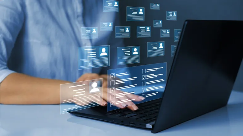 Am Laptop werden Kundenprofile angeschaut
