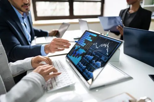 Dashboards und KPIs müssen regelmäßig überprüft werden. Dabei werden Diagramme am Computer geprüft.