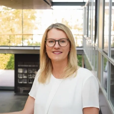 Portrait von Petra Heesch, Direktorin Beteiligungsmanagement bei ADCURAM Group GmbH
