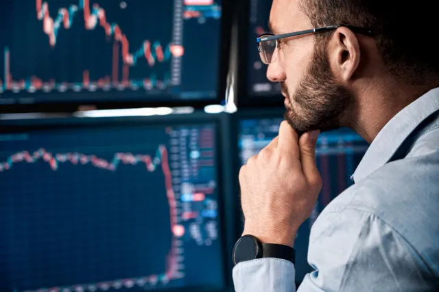 Ein Pricing Manager analysiert Daten