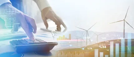 Ein Pricing-Manager gibt Daten ein, im Hintergrund steht symbolisch die Windindustrie