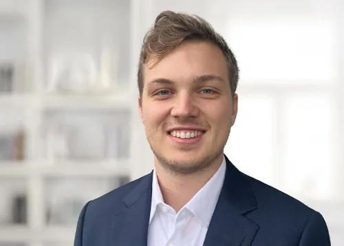 Lächelnder Praktikant bei Prof. Roll & Pastuch: Sebastian