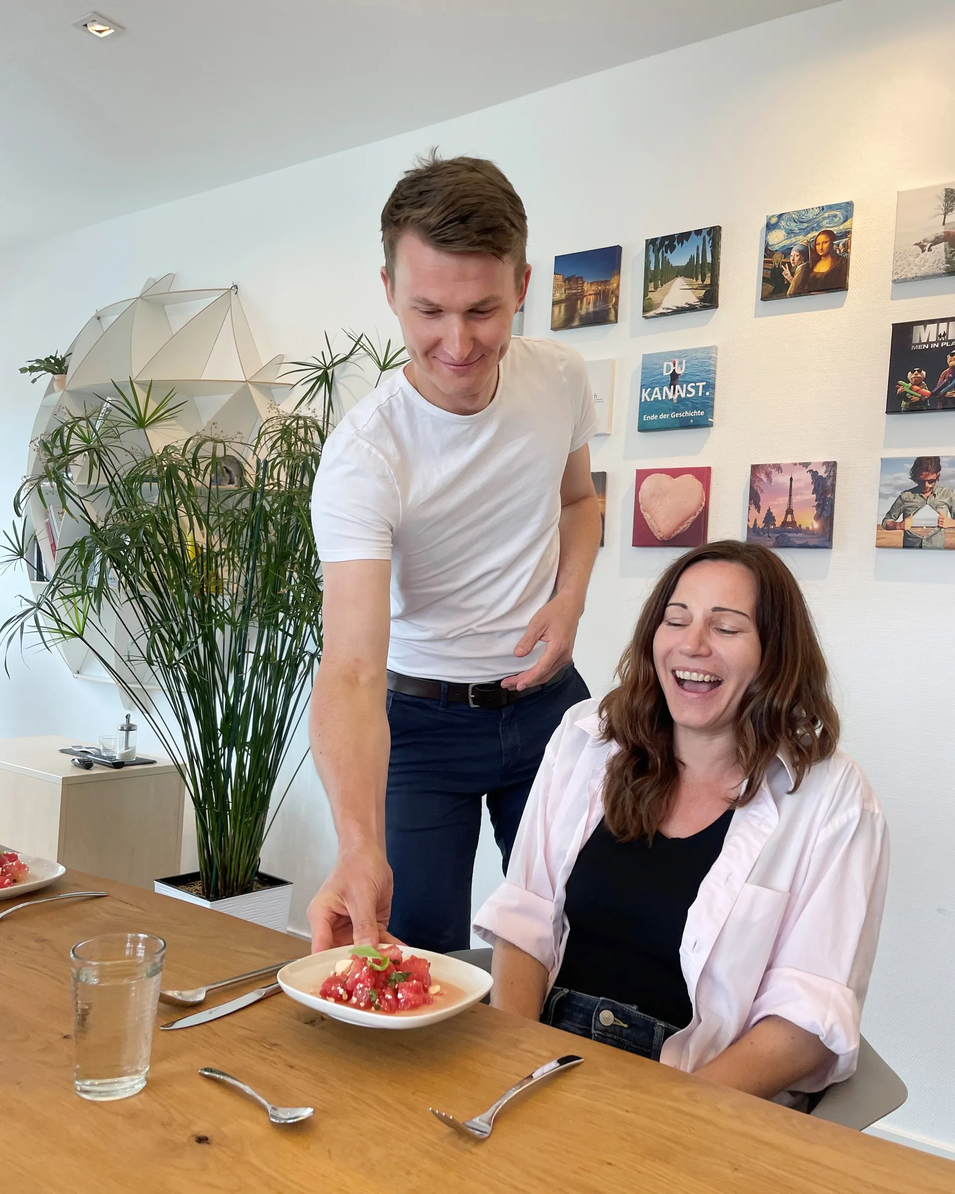R&P-Team genießt Melone, Risotto & Co beim gemeinsames Kochen am Osnabrücker Standort