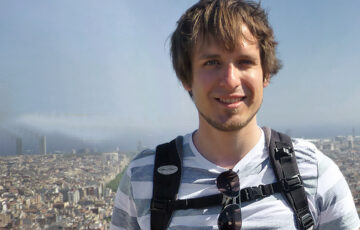 Freizeitbild von Consultant Tobias Beck mit Rucksack und Sonnenbrille