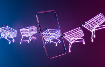 Mehrere Einkaufswägen sind zu sehen, bei denen es scheint, dass sie durch ein Mobiltelefon fahren