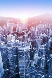 Symbolbild mit Hochhäusern, die verbunden sind, stellt die Vernutzung innerhalb der Telekommunikationsbranche dar.