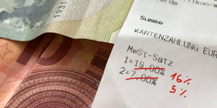 Umsatzsteuer Mehrwertsteuer Symboldbild Kassenzettel Roll und Pastuch