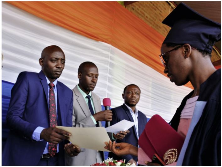 Roll und Pastuch hilft Burundikids