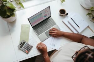 Pricing-ManagerIn sitzt am Schreibtisch und wertet Analysen aus