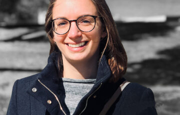 Freizeitbild von Consultant Friederike Fanderl im Freien