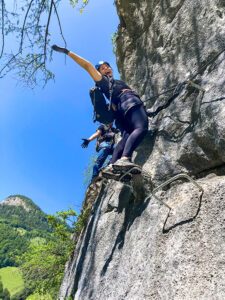 Kletternde Prof. Roll & Pastuch-Mitarbeitende beim Teammeeting in Österreich