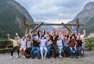 Jubende Prof. Roll & Pastuch-Mitarbeitende beim Teammeeting in Österreich