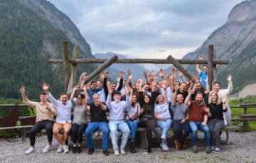 Jubende Prof. Roll & Pastuch-Mitarbeitende beim Teammeeting in Österreich