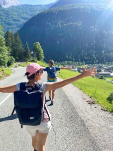 Wandernde Prof. Roll & Pastuch-Mitarbeitende beim Teammeeting in Österreich