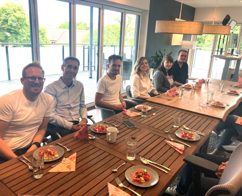 R&P-Team genießt Melone, Risotto & Co beim gemeinsames Kochen am Osnabrücker Standort