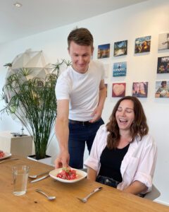 R&P-Team genießt Melone, Risotto & Co beim gemeinsames Kochen am Osnabrücker Standort