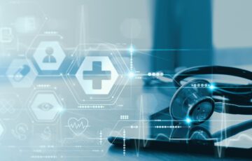 Nahaufnahme eines Stethoskops und eines digitalen Tablets mit symbolischer Darstellung des digitalen Gesundheitswesens und Netzwerks.
