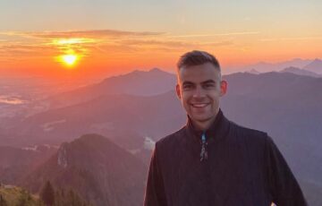 Freizeitfoto von R&P-Praktikant Maurits bei Sonnenuntergang in den Bergen