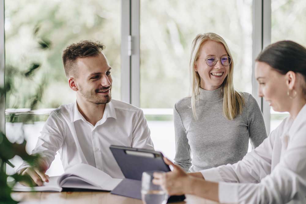 R&P Recruiting Coordinator Malien im Meeting mit KollegInnen