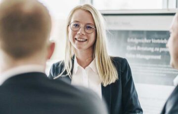 R&P Recruiting Coordinator Malien stellt eine Präsentation vor