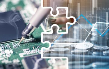 Leiterplatte und Geld mit Puzzelstücken verbunden als Symbolbild für Elektrotechnik