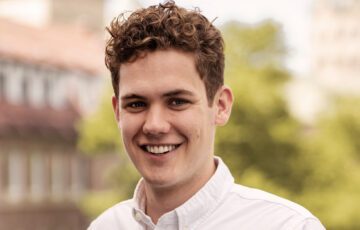 Freizeitbild von Praktikant Luca im Freien