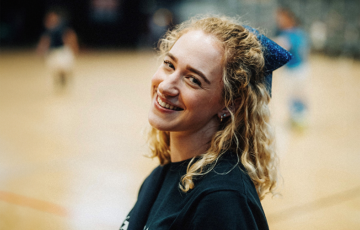 Freizeitbild von Praktikantin Emilia in einer Sporthalle
