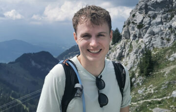 Freizeitbild von Praktikant Joel in den Bergen