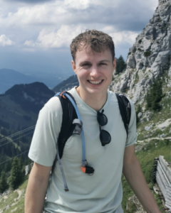 Freizeitbild von Praktikant Joel in den Bergen