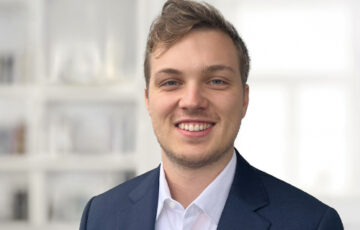 Lächelnder Praktikant bei Prof. Roll & Pastuch: Sebastian