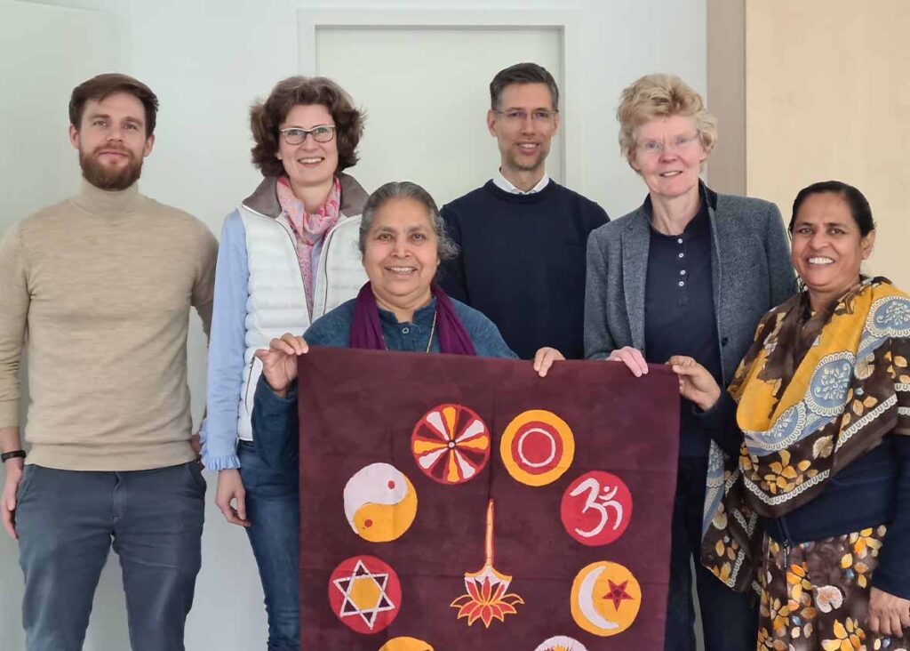 Sechs lachende Personen: Besuch von MAHER und Indienhilfe e.V. (Kelkheim) im Kölner R&P Office