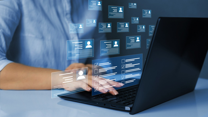 Am Laptop werden Kundenprofile angeschaut