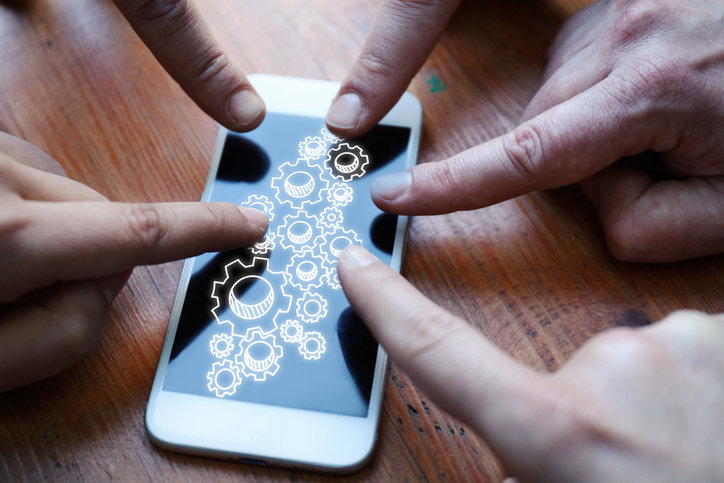 Finger tippen auf ein Smartphone