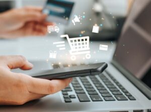 Konsumverhalten dargestellt durch online shopping über das Smartphone oder den Laptop