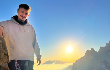 R&P-Praktikant Johannes privat: Sonnenuntergang im Pullover in den Bergen genießen