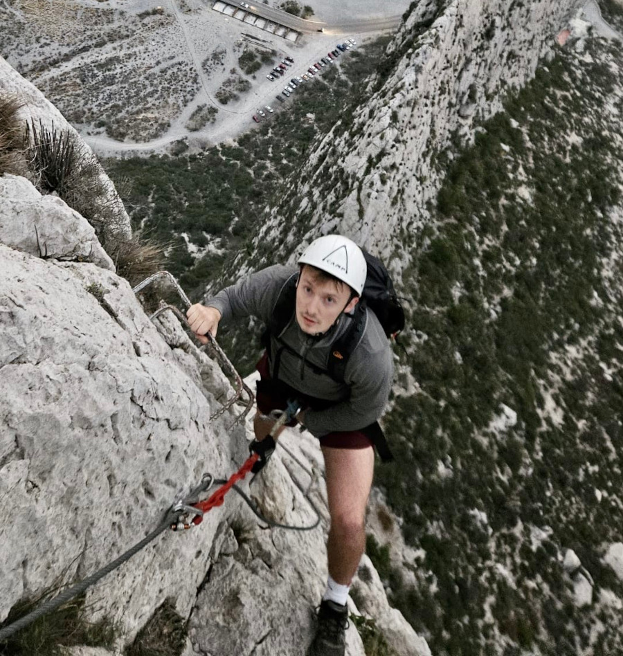 R&P-Praktikant Johannes privat: Klettern in den Bergen mit professioneller Aurüstung