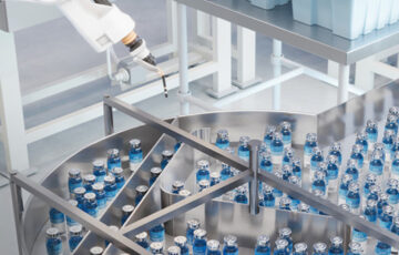 Wirkstoffflaschen werden von einer Maschine abgefüllt