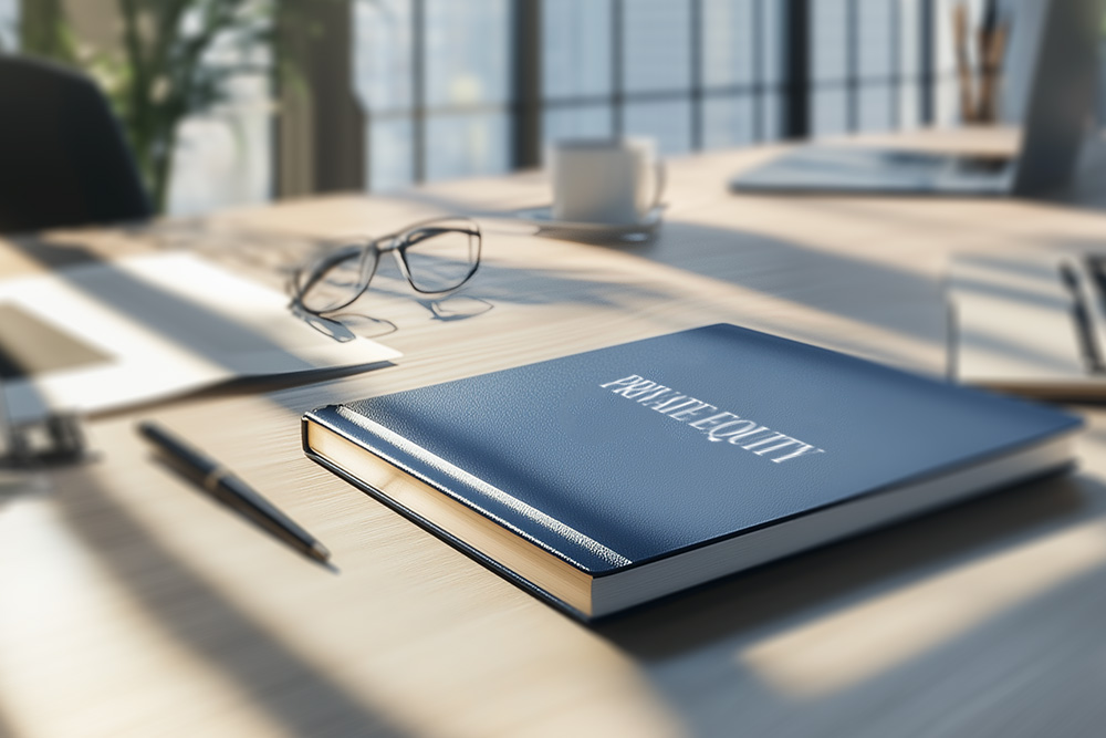 Buch mit Titel "Private Equity" liegt auf einem Schreibtisch