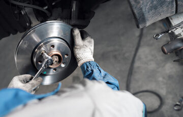 Mechaniker zieht Schrauben an einem Ersatzteil fest