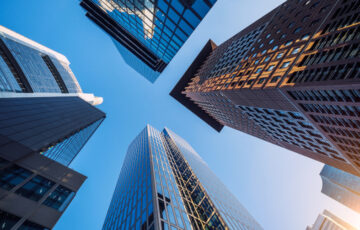 Aufragende Hochhäuser mit Glasfronten