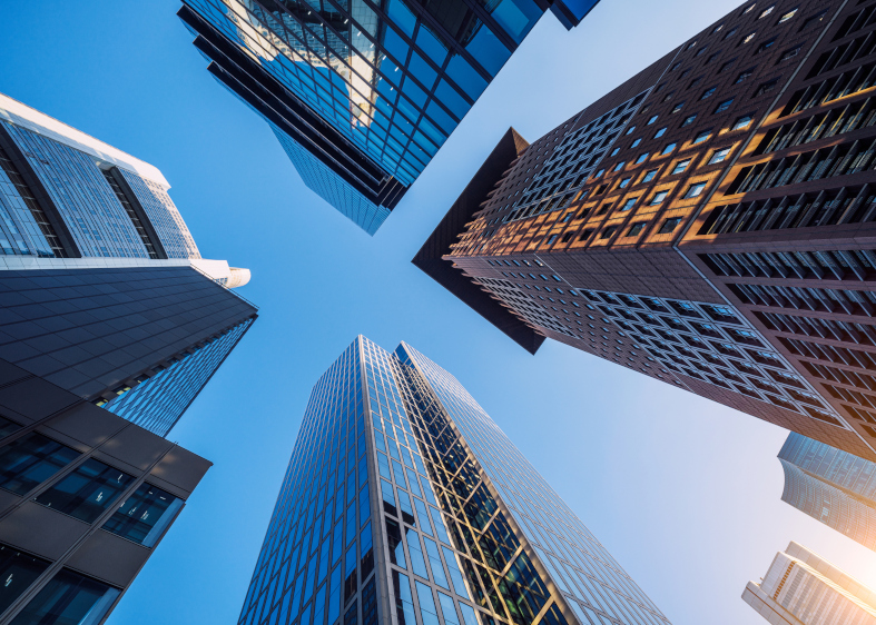 Aufragende Hochhäuser mit Glasfronten