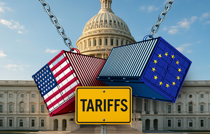 Zwei kollidierende Frachtcontainer mit US- und EU-Flagge vor dem Capitol, davor ein amerikanisches Zoll-Schild