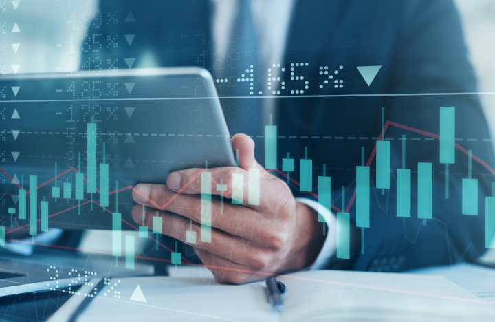 Ein Bankberater, der an einem Tablet Daten analysiert
