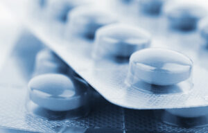 Nahaufnahme einer Tablettenverpackung mit blauen Tabletten.