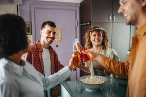 Gruppe von Menschen mit Getränken in der Hand