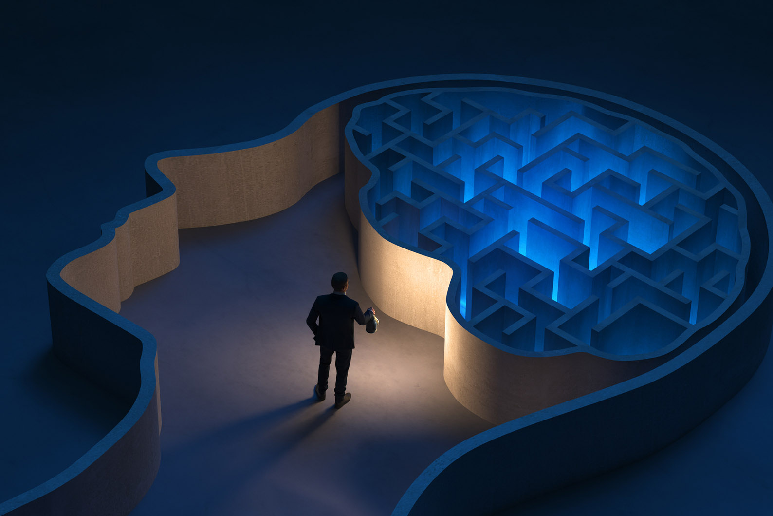 Ein Mensch schaut mit einer Lampe auf ein Labyrinth angelegt in Form eines menschlichen Gehirns